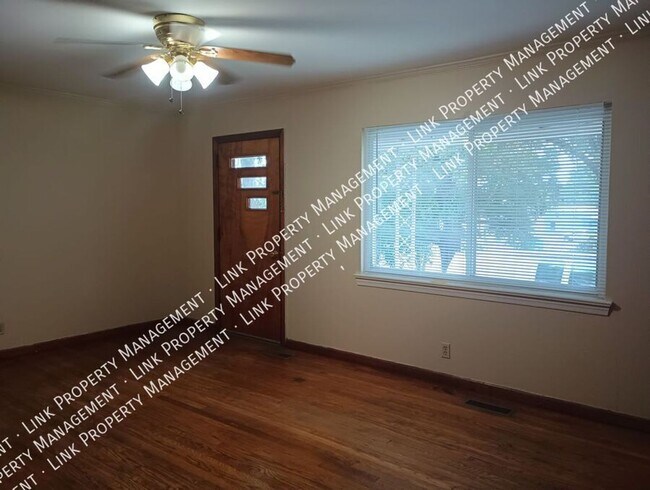 Building Photo - Don't Miss this Charming 2 bedroom with Ga...