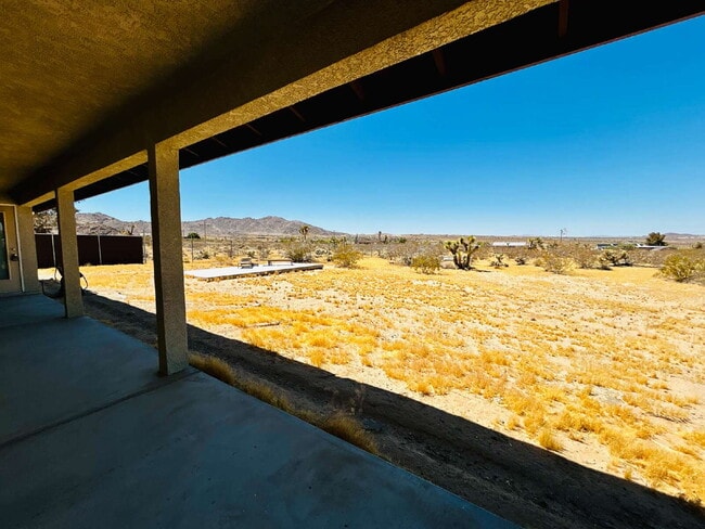 Building Photo - Gorgeous 3 bd, 2.5 ba on 1 acre