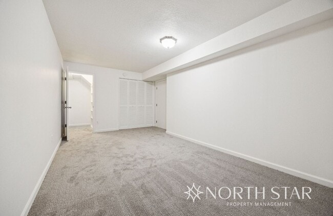 Building Photo - Beautiful Lake Oswego Ranch Home in Red Fo...
