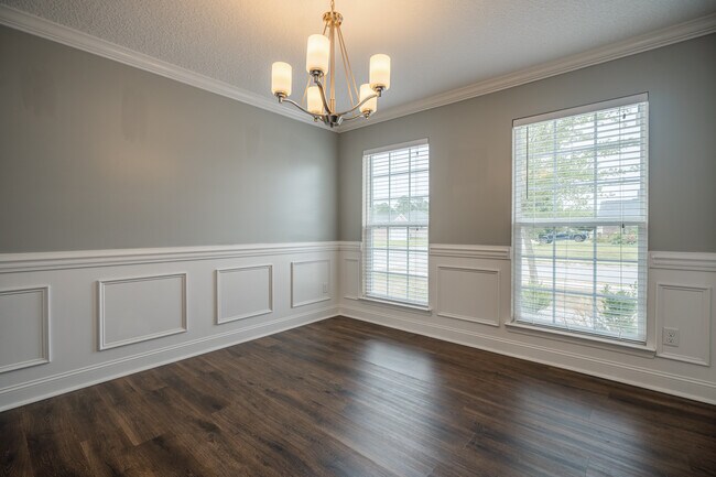 Building Photo - 717 Highgrove Ct