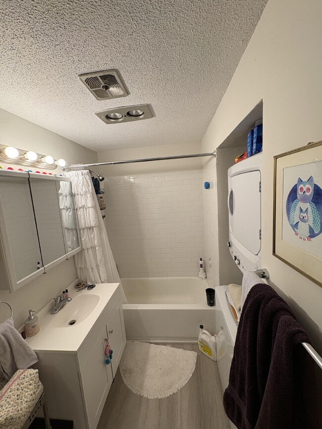 Building Photo - Apartment For Rent! In Unit Laundry!