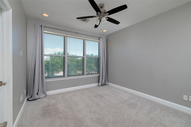 Building Photo - 724 Skyline Bluff Ct