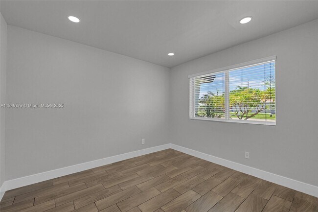Building Photo - 2224 Plunkett St