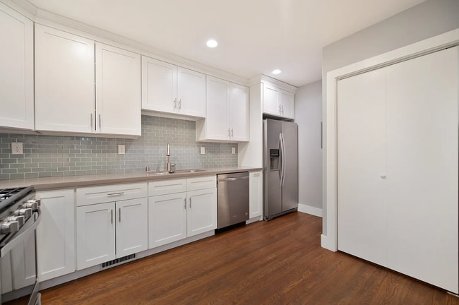 Building Photo - Renovated Duplex unit in the heart of Elmh...