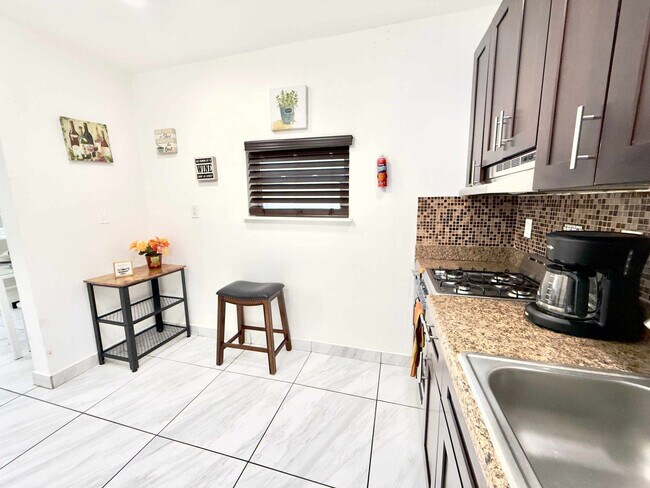 Building Photo - 324 Van Buren St