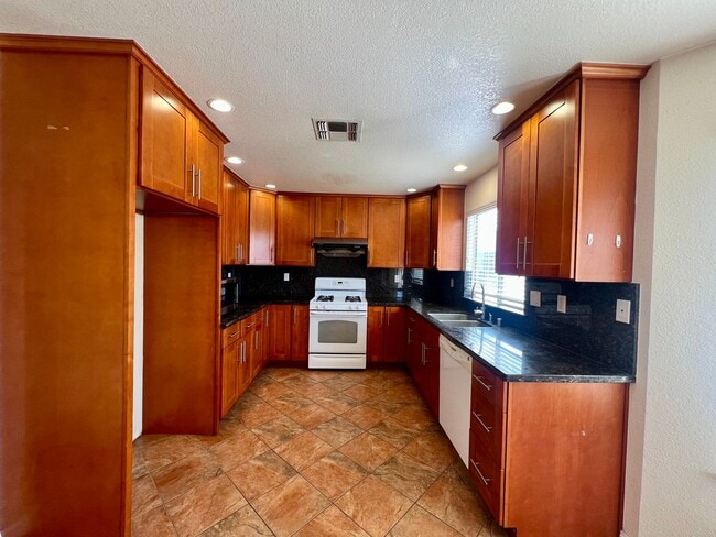 Building Photo - Sparkling and Spacious 4 bed 3 bath with 3...