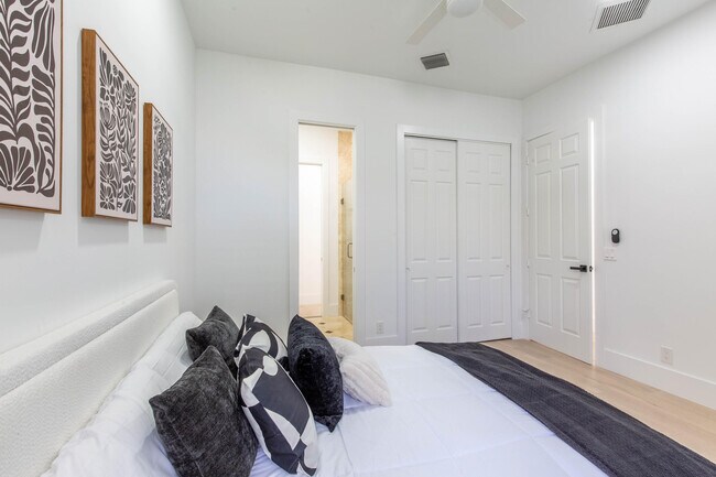 Building Photo - 2443 Players Ct