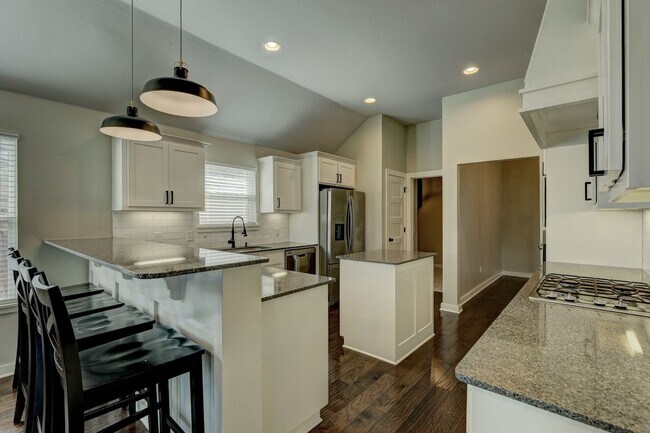 Building Photo - Desirable Home In Valencia Park!