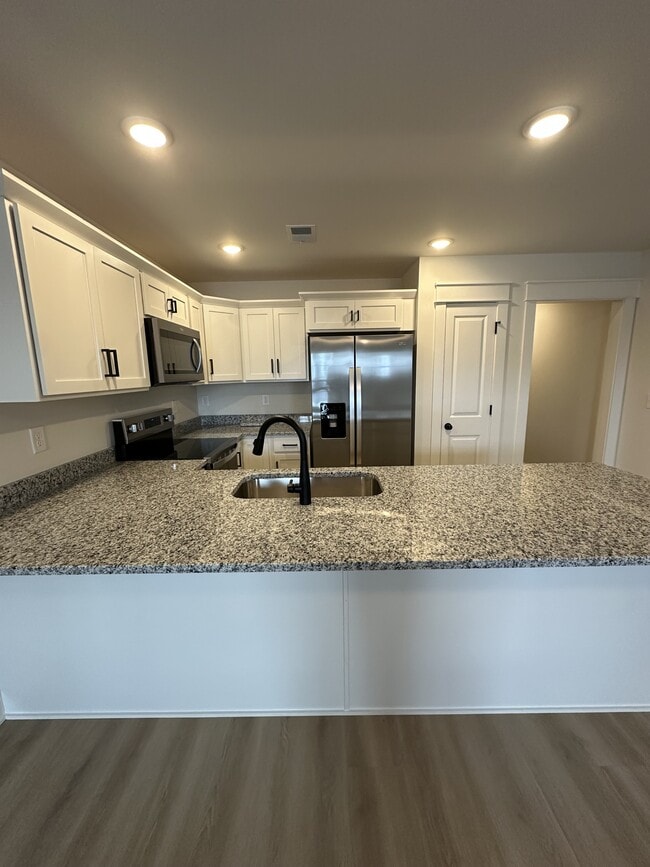 Building Photo - 347 Woods Rd