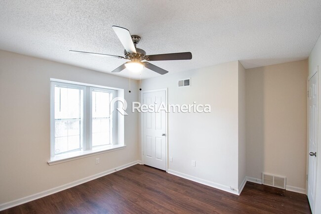 Building Photo - Newly Renovated 5/3 in Wonderful Bartlett ...