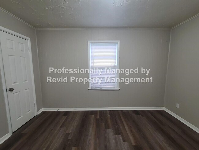 Building Photo - 744 Lester St