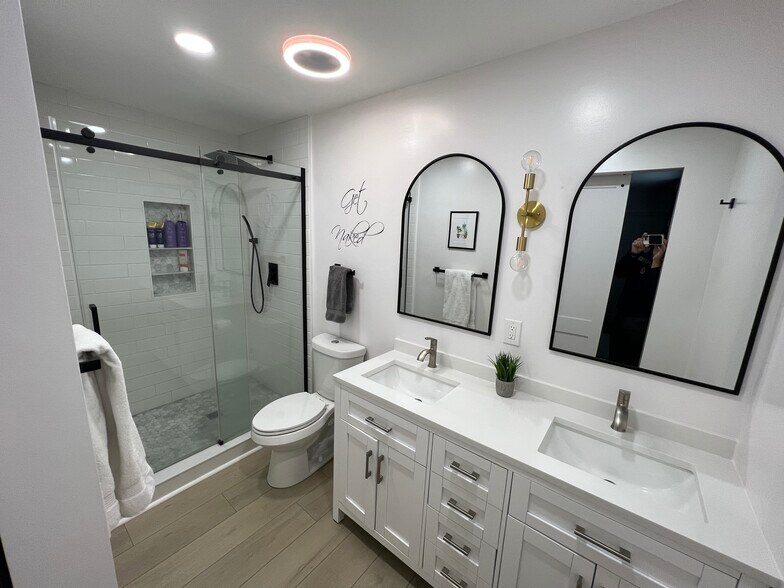 Building Photo - 4477 Hialeah Dr