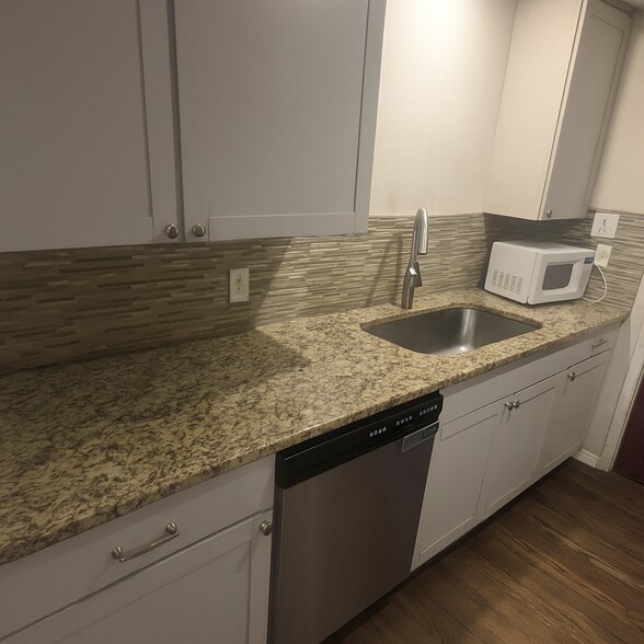 Building Photo - 1920 Xanthia St