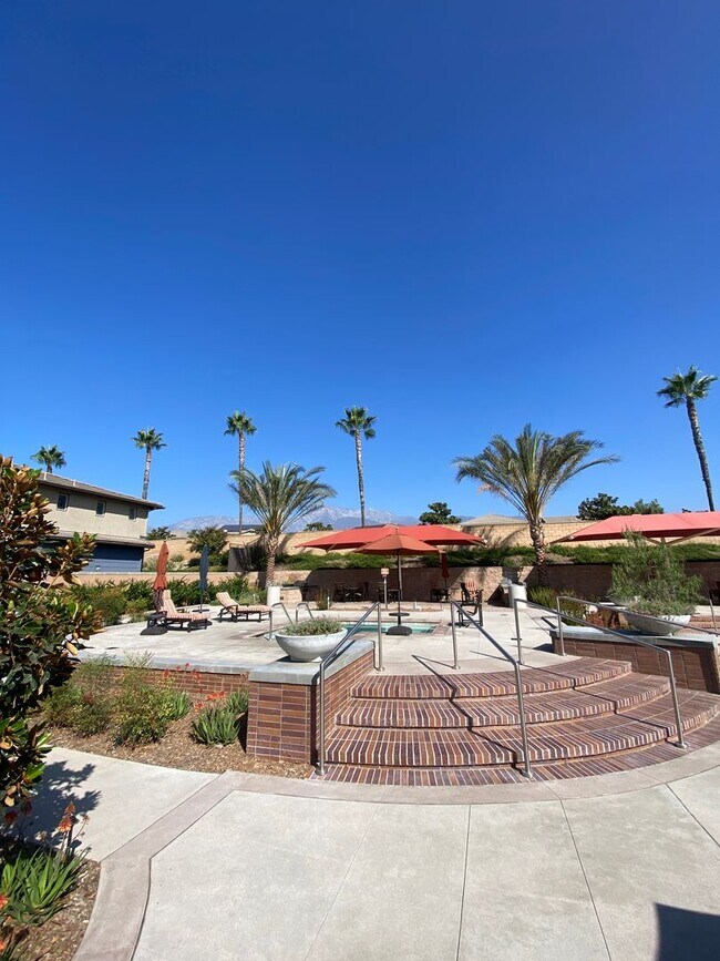 Building Photo - Victoria Gardens Three Bedroom Condo