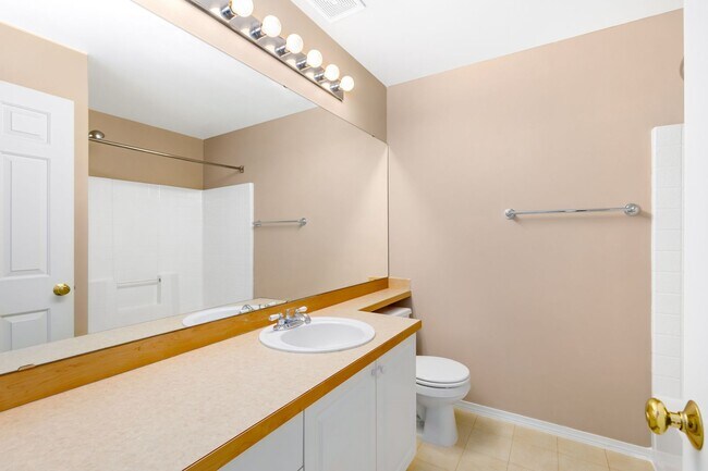 Building Photo - Wonderfully Maintained 2 Bedroom Townhome ...