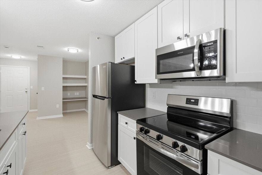 Building Photo - Villas at North Oak