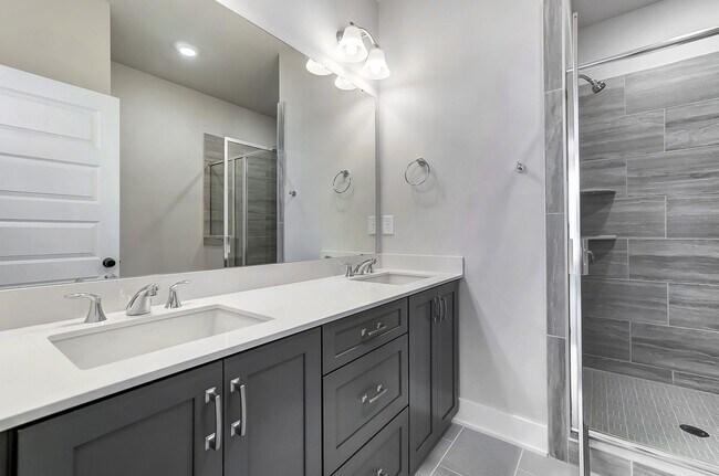Building Photo - 3 Bedroom Townhome minutes from South End!