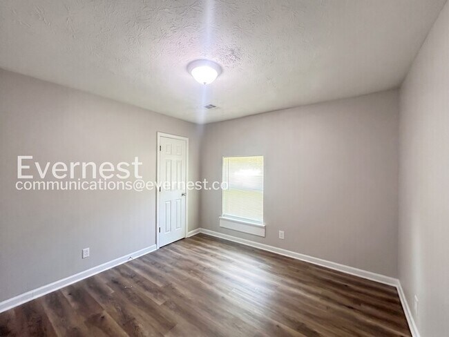 Building Photo - 3 Bed, 2 Bath Home with Garage / Pet-Friendly /  Available Now!