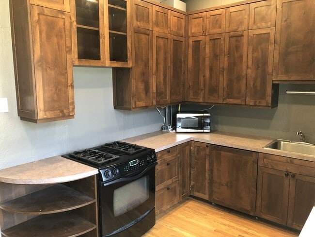 Building Photo - Stunning 2 Bedroom Home in Five Points!