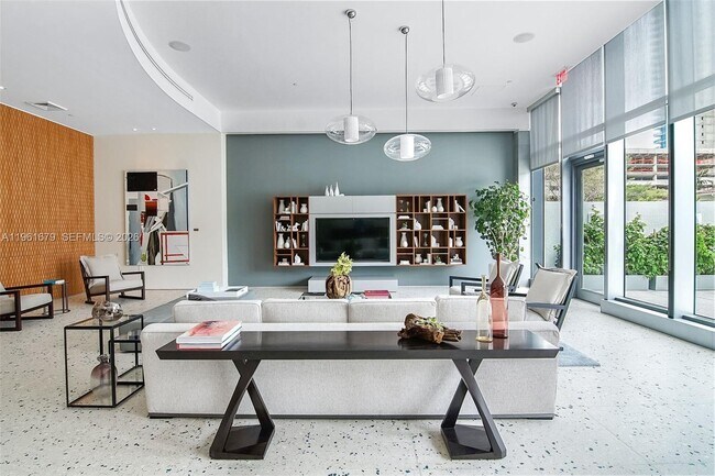 Building Photo - 460 NE 28th St