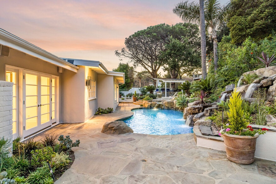 Building Photo - 341 Surfview Dr