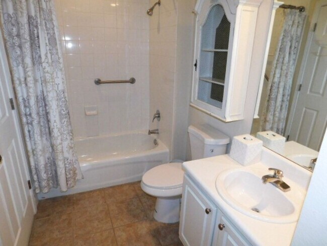 Building Photo - Two Bedroom Townhome In The Preserve