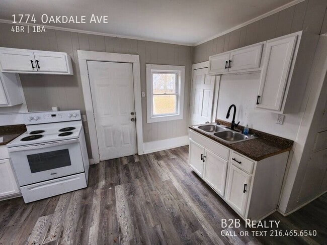 Building Photo - 1774 Oakdale Ave