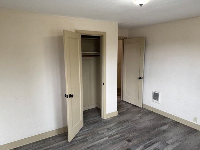 Building Photo - Updated 2 bedroom 1 bath house in Eugene!