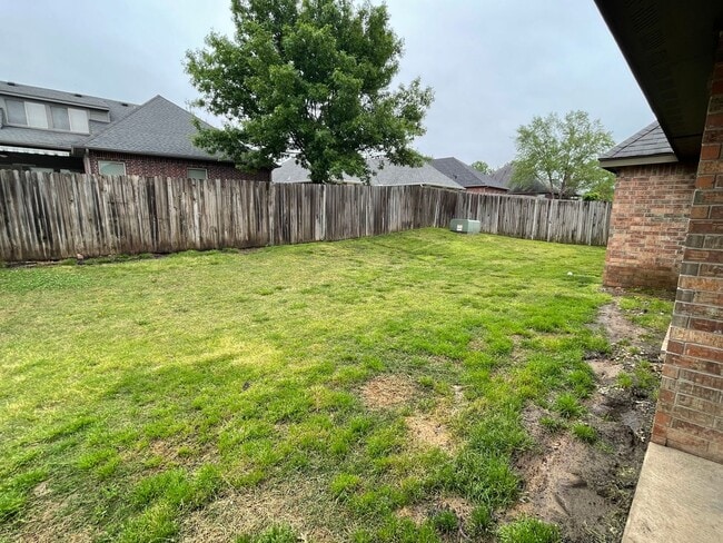 Building Photo - JENKS SCHOOLS - 3 bed with study and formal dining!!