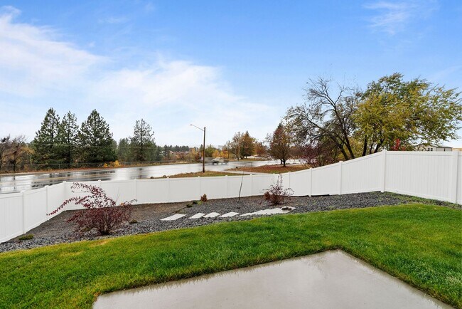 Building Photo - Newer Construction Home in Upriver Drive Neighborhood
