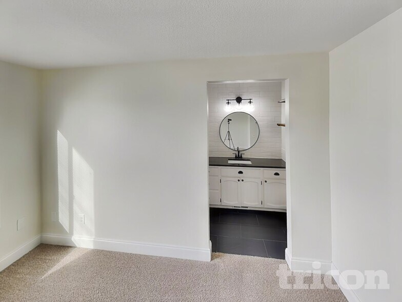 Building Photo - 407 SW Scotton Way