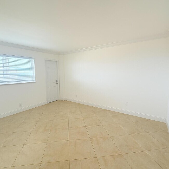 Building Photo - 1160 Hillsboro Mile