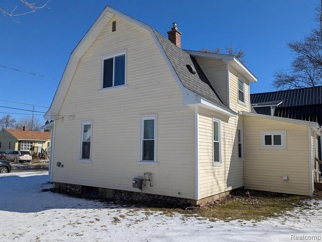 Building Photo - 2050 E Scottwood Ave