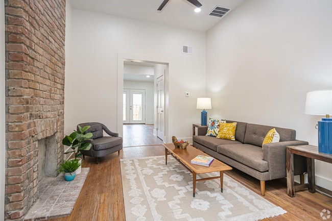 Building Photo - Uptown Renovated 1/1.5 apartment with Private Backyard