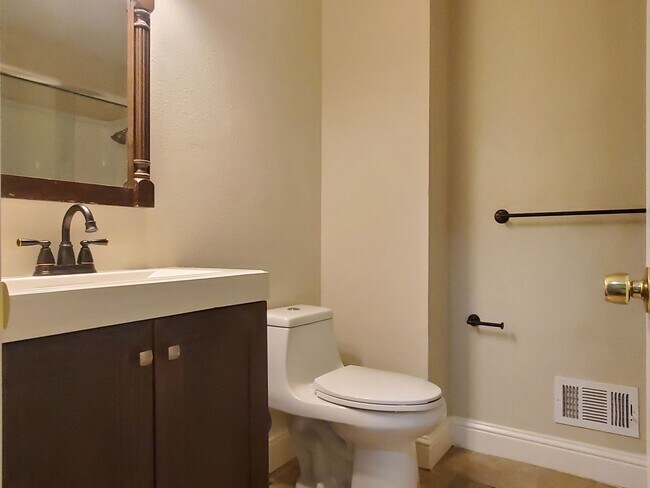 Building Photo - Spacious 2-Story Townhome, A/C, Remodeled ...