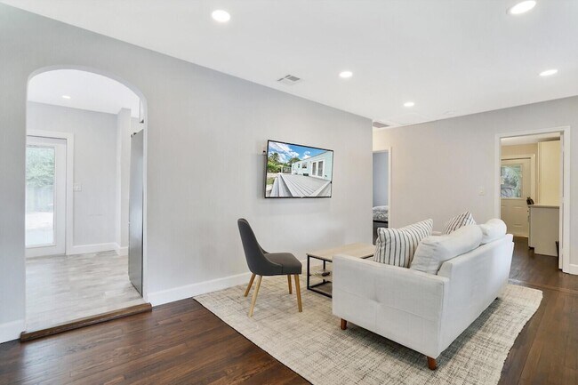 Building Photo - 413 36th St