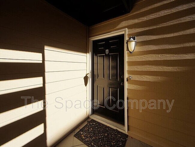 Building Photo - 995 King St