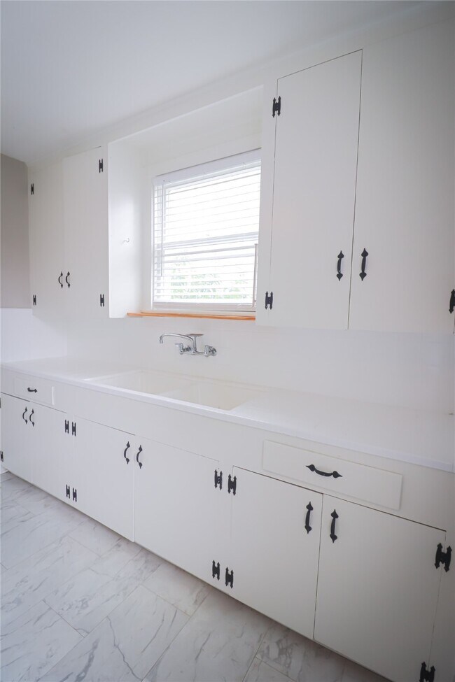 Building Photo - 3012 Avenue O 1/2