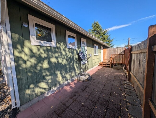 Building Photo - Well Maintained Duplex Unit in Bremerton, Available MARCH 15TH