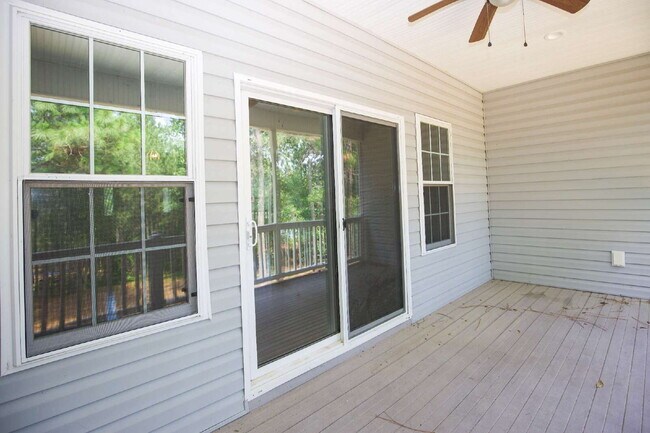 Building Photo - "Spacious 3-Bedroom Retreat with 3200 Sq Ft of Comfort in Seven Lakes!"