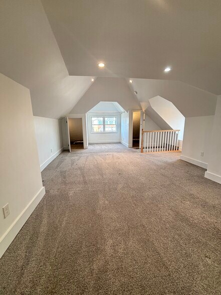 Building Photo - 554 Main St