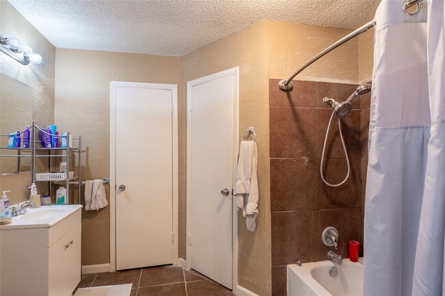 Building Photo - 3034 Deer Valley Dr