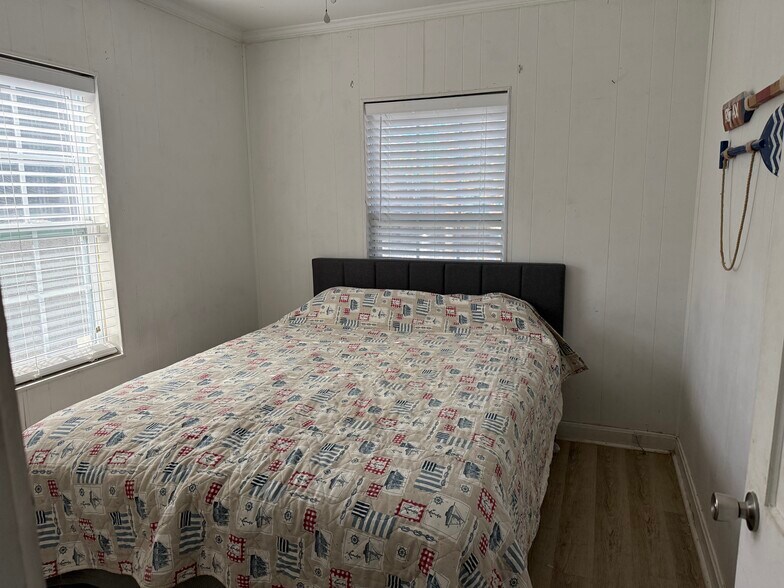 Queen Bedroom 3 - 606 Lantana St