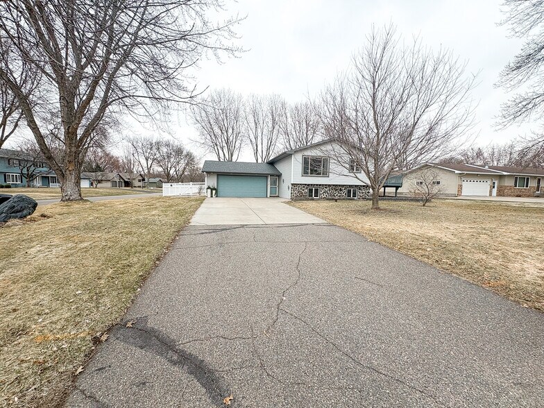 Building Photo - 2418 Marquette Dr