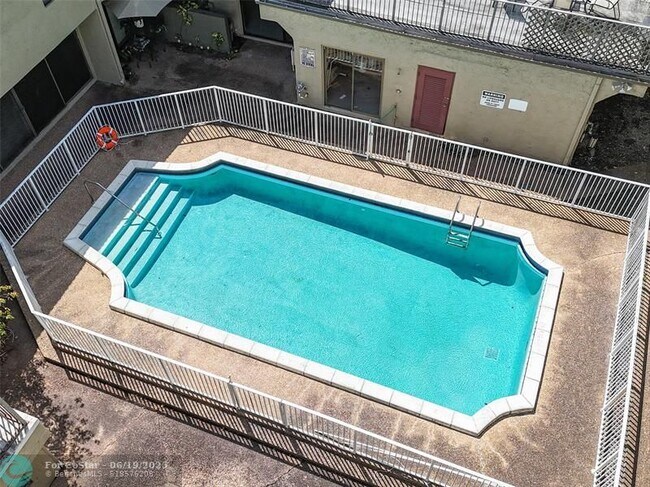 Building Photo - 2590 Coral Springs Dr