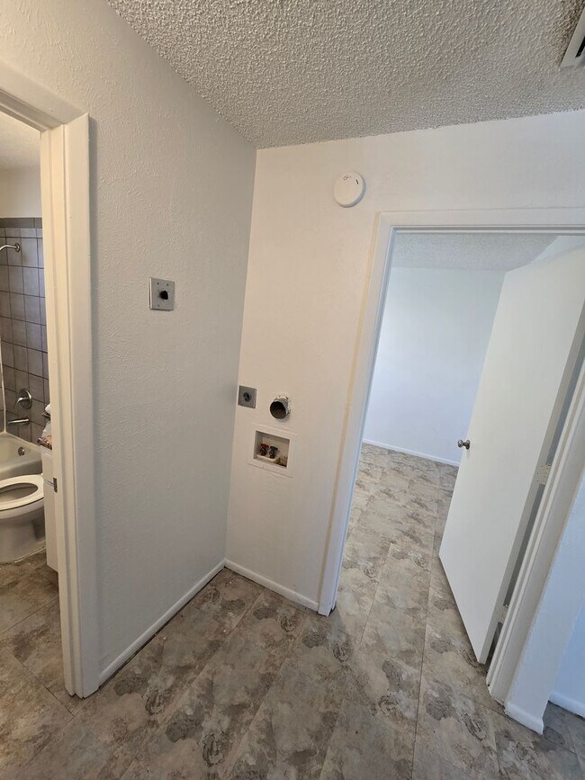 Building Photo - Alvarado