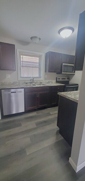 Building Photo - 325 W 9th St