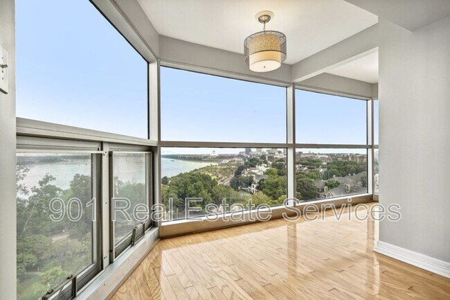 Building Photo - 655 Riverside Dr