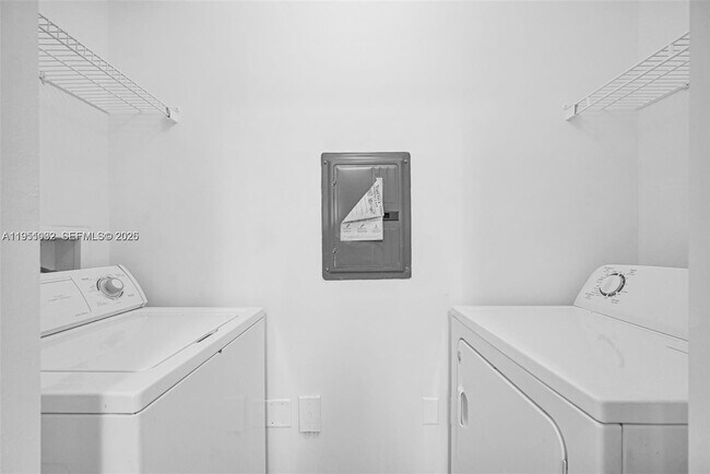 Building Photo - 2101 Myrtlewood Cir E