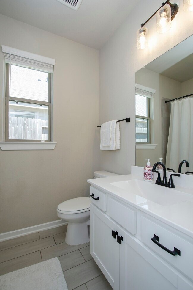 Building Photo - 320 Rise Ln